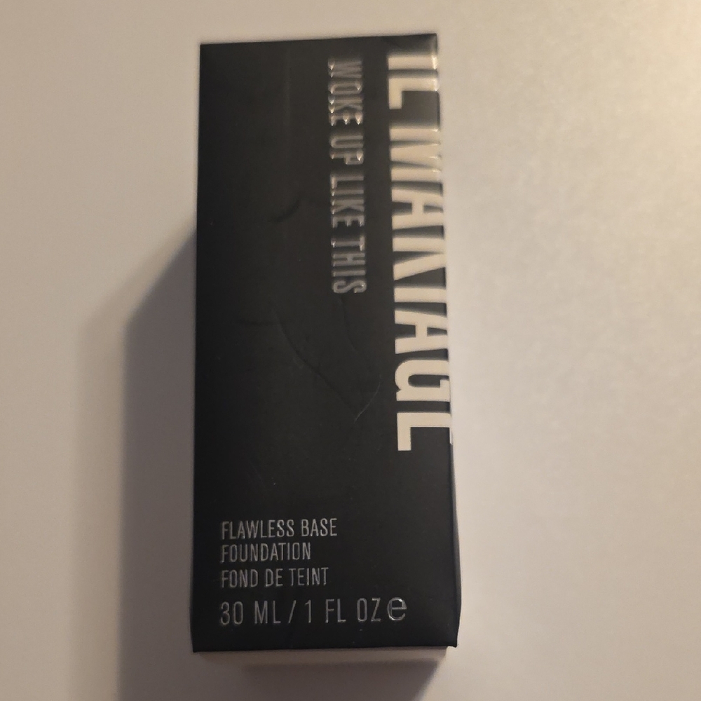 IL MAKIAGE Flawless Base Foundation - Sleek Black Packaging